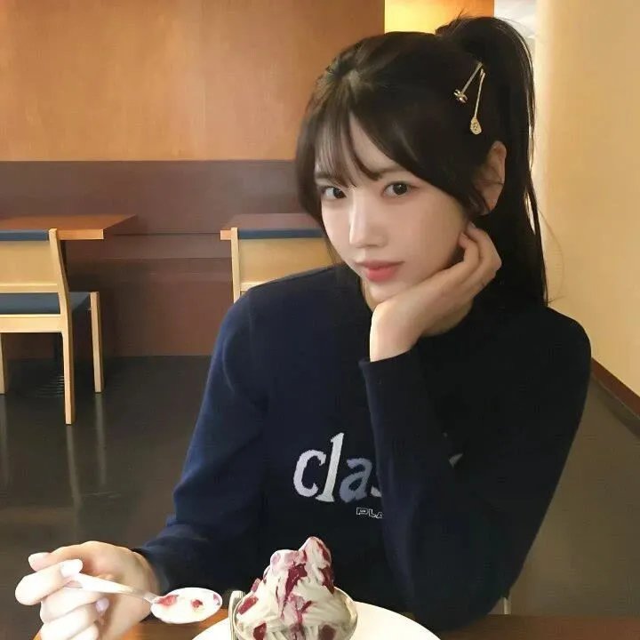 随盲柳入眠的女人